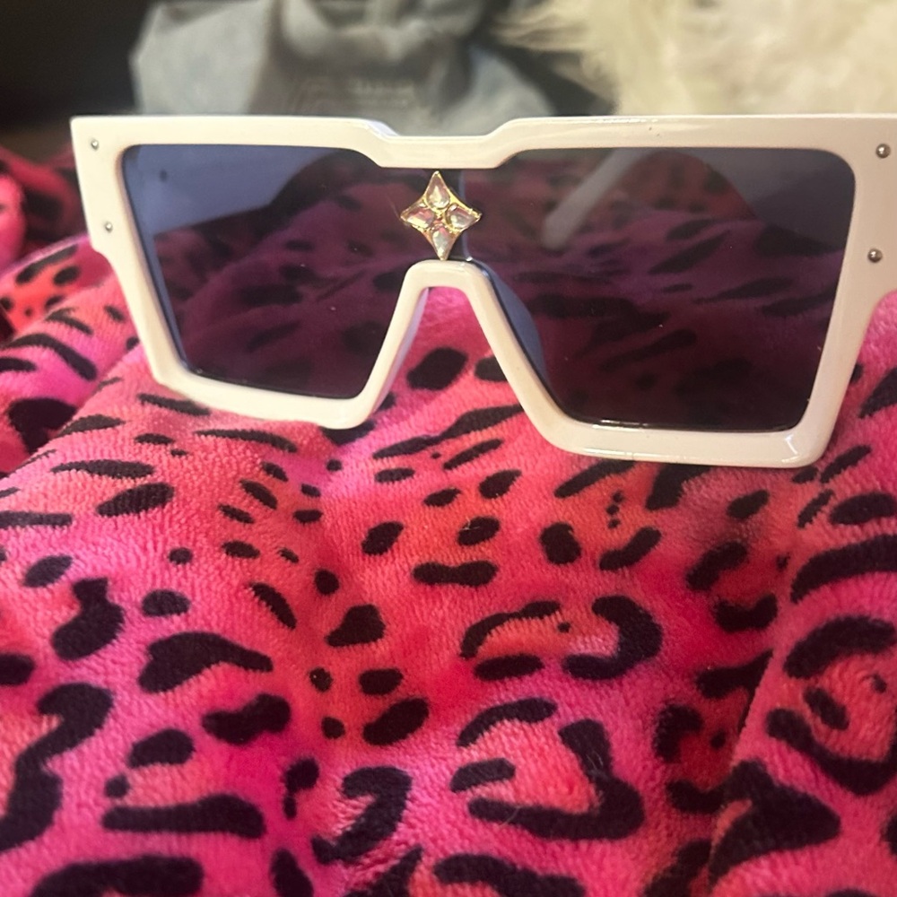 Louis Vuitton Cyclone White Sunglasses - Picture 6 of 9